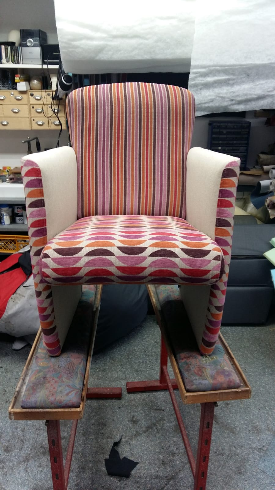 Der alte Sessel in neuem Stoff-Gewand.